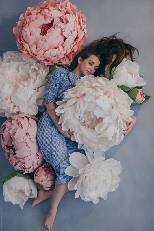 Ensaio fotográfico com flores rosas e brancas