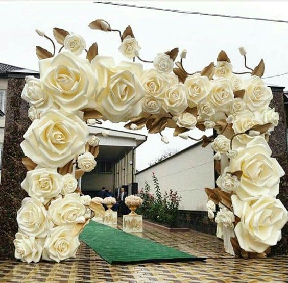 Entrada de casamento com flores brancas de papel