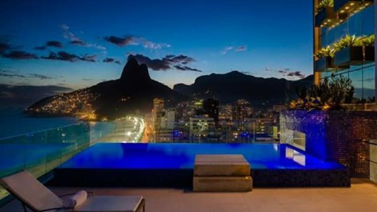 Piscina sofisticada no Rio de Janeiro