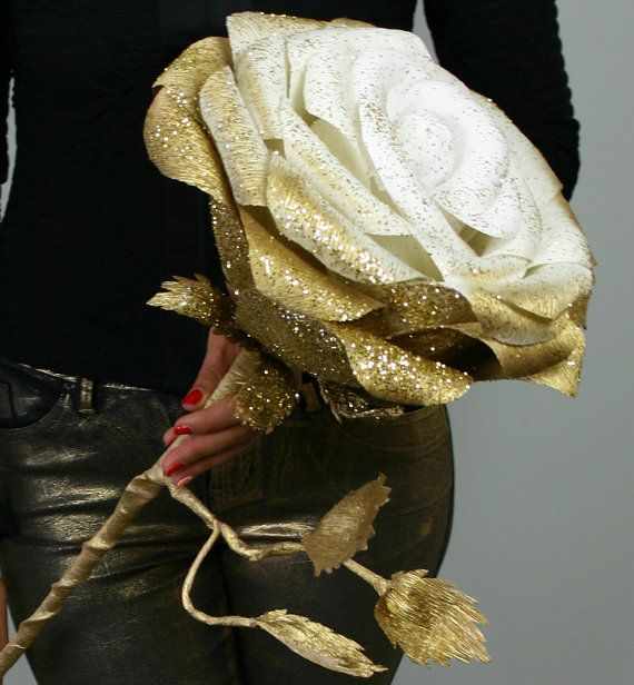 Rosa gigante de papel branca e dourada