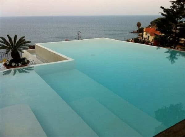 Vista panorâmica em piscina com borda infinita