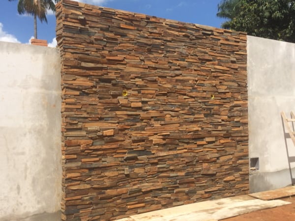 pedra ferro na área externa no muro