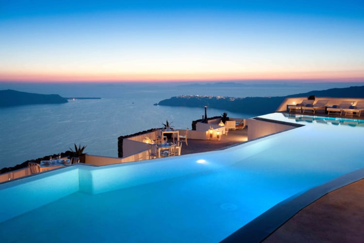 piscina linda com borda infinita com vista para o mar