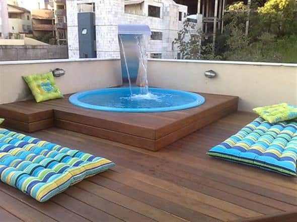 piscina redonda com deck de madeira