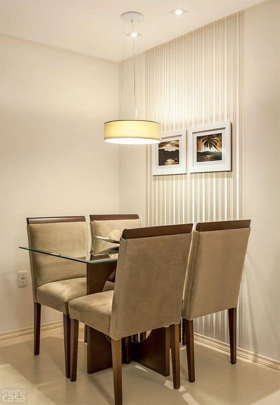 Sala com mesa de jantar para 4 cadeiras com papel de parede clarinho