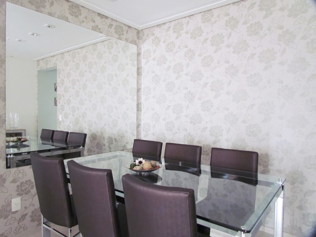 Sala de jantar moderna com papel de parede e espelho