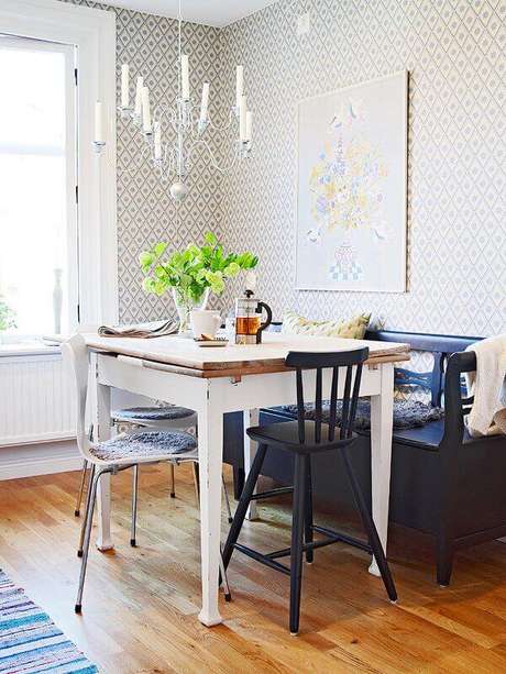 Sala de jantar pequena com papel de parede simples