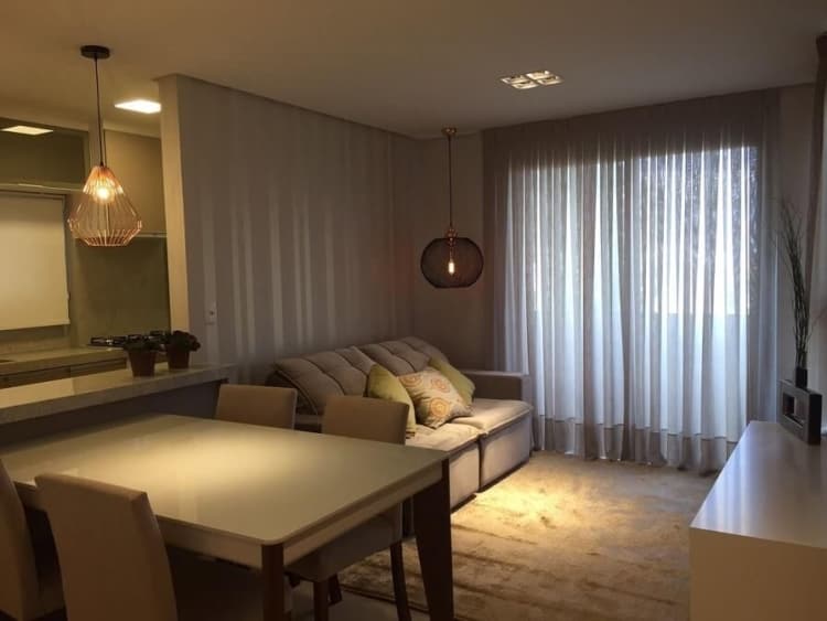 Sala integrada de apartamento com papel de parede