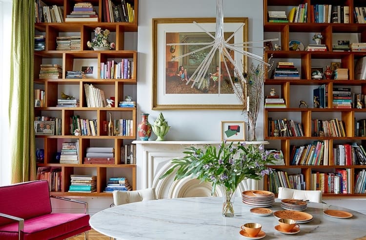 biblioteca em casa feita com estante de nichos