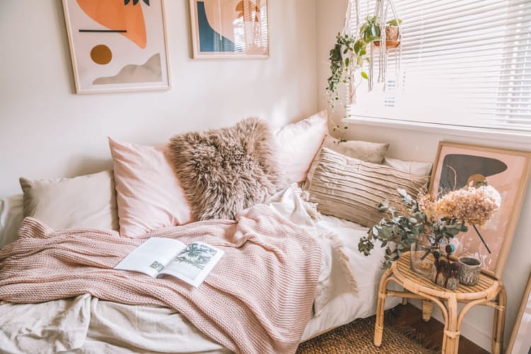 cama de hóspedes com almofadas decorativas