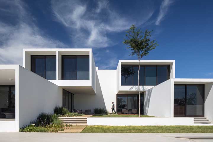 casa de estilo geminado com fachada moderna 18
