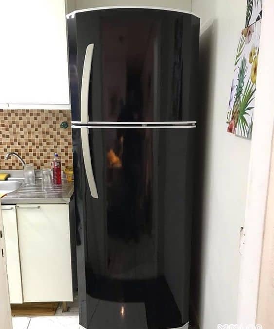 envelopamento de geladeira preta brilhante