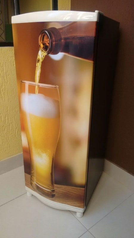 geladeira envelopada de cerveja