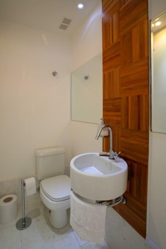 Reforma de banheiro com painel de madeira