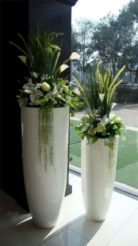 vaso com plantas artificiais