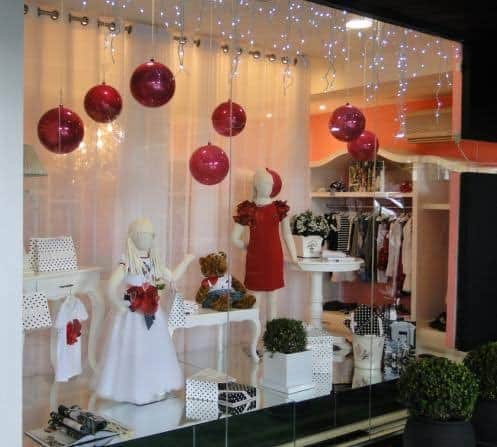 Decoração de Natal para loja de roupas com bolas vermelhas22