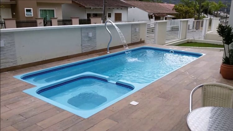 Bela piscina de fibra