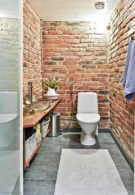 banheiro pequeno decorado com tijolos