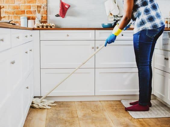 Como limpar piso vinilico sem estufar o material