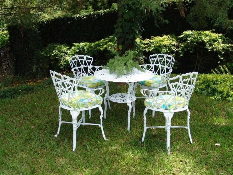 Mesa e cadeiras de ferro brancas para jardim