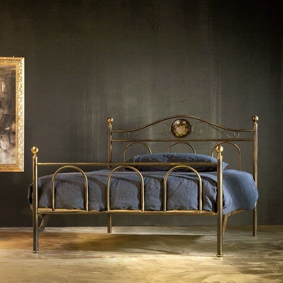 cama de ferro dourada