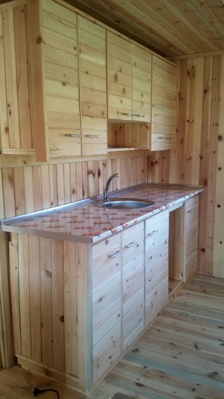 Armário de cozinha feito com madeira de pallet e caixotes