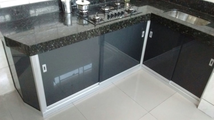Armário de cozinha pequeno e simpes em vidro escuro