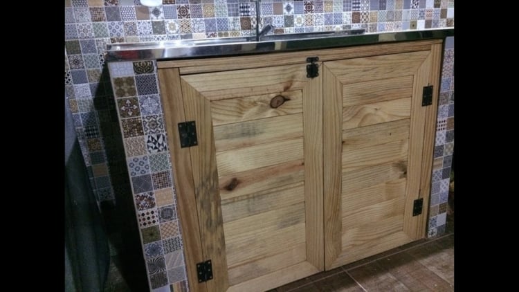 Armário de pia de cozinha com azulejos personalizados e portas de madeira de pallets