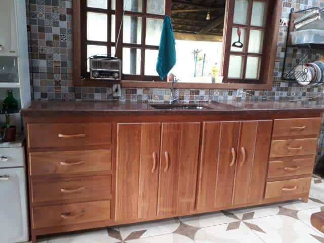 Armário de pia de cozinha com madeira impecável e para isso é necessária a manutenção com devido tratamento contra mofos e pragas