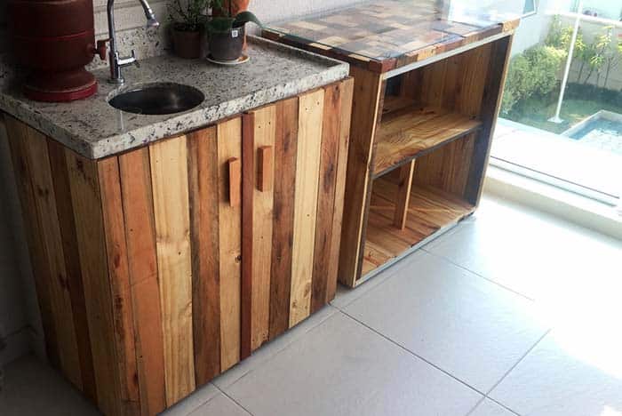 Armário de pia de cozinha com tons de madeira mesclados