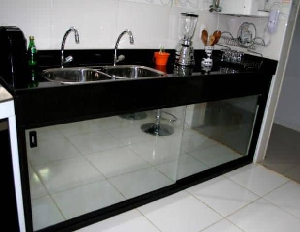 Armário de pia de cozinha com vidro espelhado