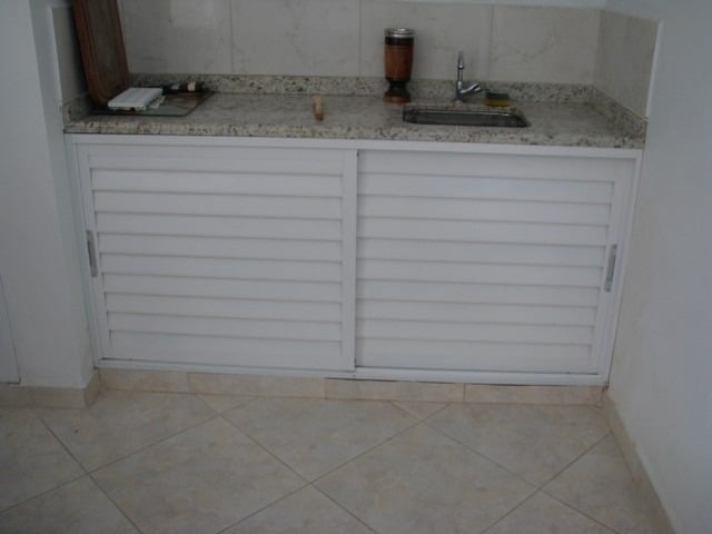 Armário de pia de cozinha de alvenaria pequeno com portas de correr de aluminio 2