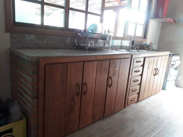 Armário de pia de cozinha de madeira maciça dando um toque elegante ao local
