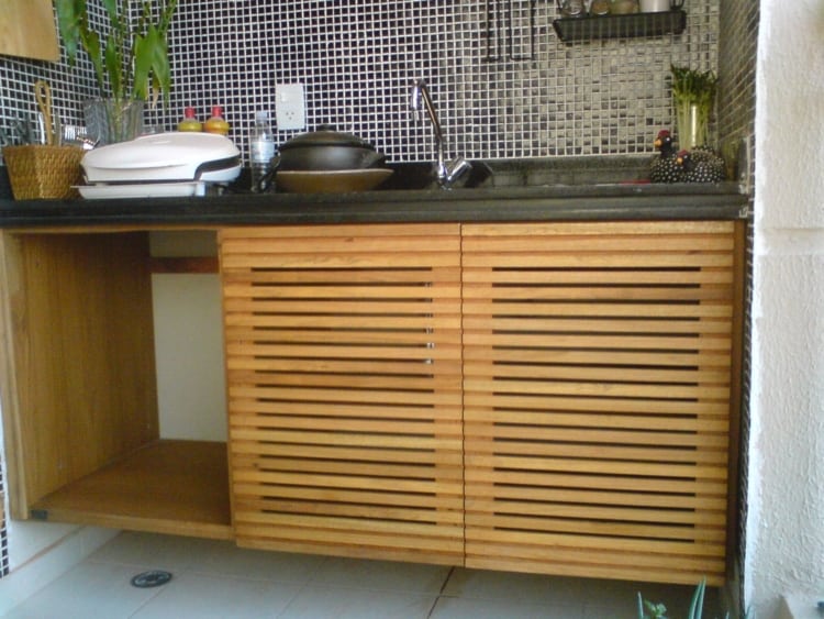 Armário de pia de cozinha em madeira vazada