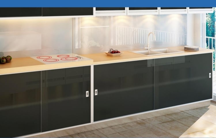 Armário de vidro para pia da cozinha dando um toque moderno e sofisticado ao ambiente