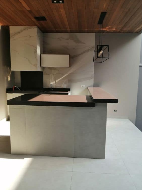 Cozinha em granito marrom absoluto agregando na decoração do espaço