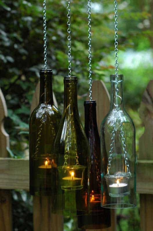 Garrafa de vidro como pendente para porta velas