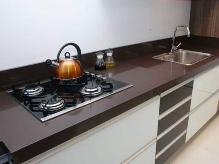 Granito marrom absoluto na pia e fogão e tons claros e escuros na decoração da cozinha