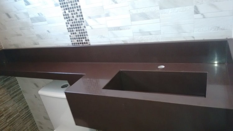 Instalação da pia no banheiro em granito marrom absoluto