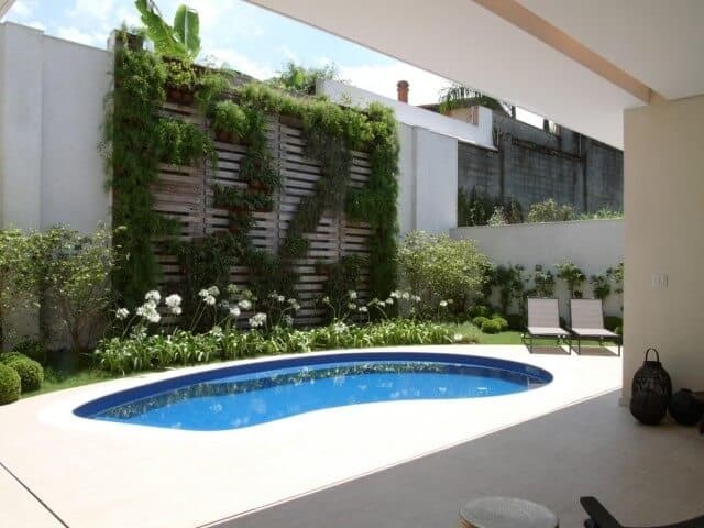Jardim vertical e piscina para decoração de casas 1