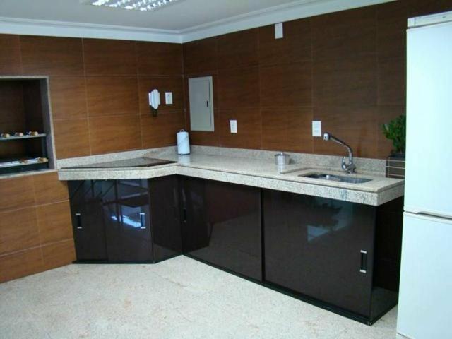 Modelo de armário de pia de cozinha em vidro temperado preto