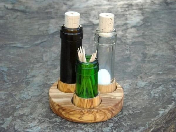 Paliteiro saleiro e recipiente para o azeite feitos de garrafa de vidro