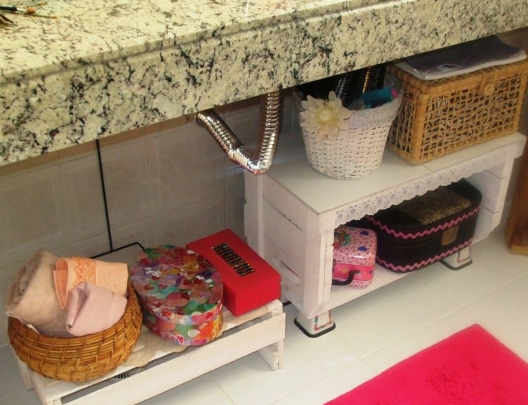 Simples armário de cozinha feitos a partir de caixotes