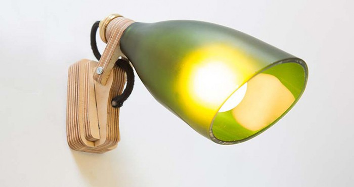 Transforme a garrafa de vidro em uma linda e simples luminária