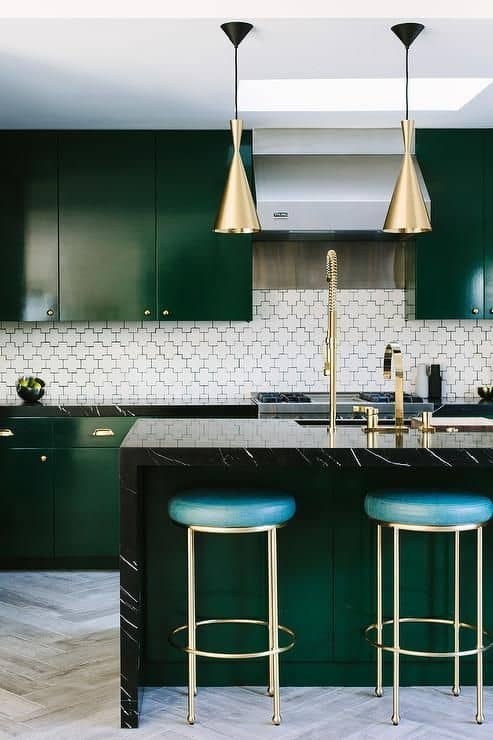 cozinha com armários verdes e ilha de mármore preto