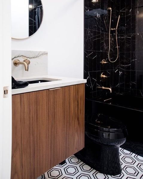 banheiro pequeno com revestimento de mármore nero marquina