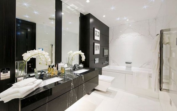 banheiro com bancada dupla de mármore preto