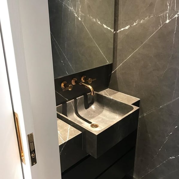 lavabo moderno com mármore nero marquina