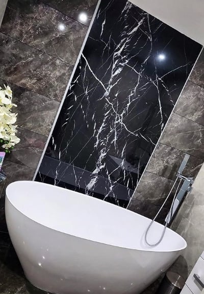 banheiro com revestimento de mármore nero marquina
