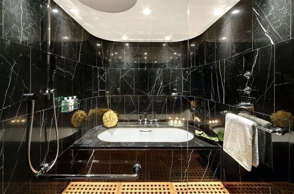 banheiro de luxo com revestimentos de mármore preto